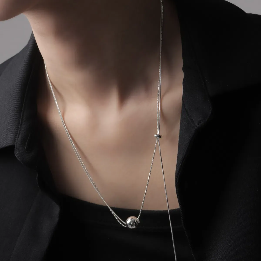 Серебристое колье с двойной тонкой цепочкой и подвеской в виде круглого шарика