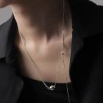 Серебристое колье с двойной тонкой цепочкой и подвеской в виде круглого шарика