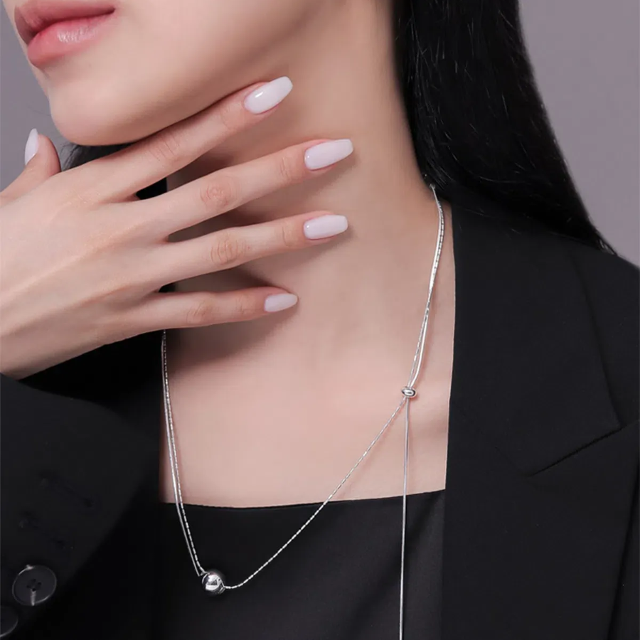 Серебристое колье с двойной тонкой цепочкой и подвеской в виде круглого шарика