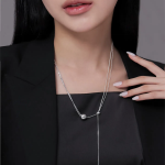 Серебристое колье с двойной тонкой цепочкой и подвеской в виде круглого шарика