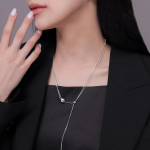 Серебристое колье с двойной тонкой цепочкой и подвеской в виде круглого шарика