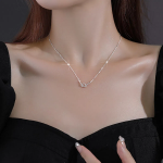 Серебристое колье с простой линией и плетёной подвеской в форме кренделя