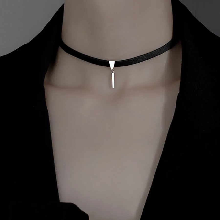 Чёрный чокер с серебристым треугольным подвесом и тонкой планкой