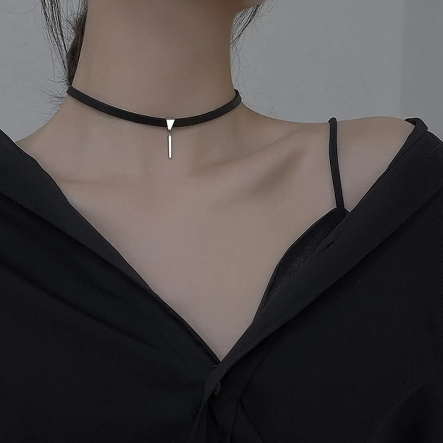 Чёрный чокер с серебристым треугольным подвесом и тонкой планкой