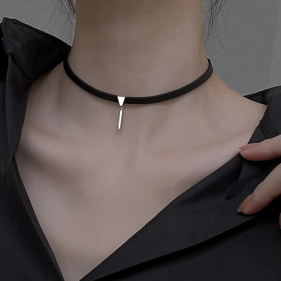 Чёрный чокер с серебристым треугольным подвесом и тонкой планкой