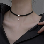 Чёрный чокер с серебристым треугольным подвесом и тонкой планкой