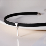 Чёрный чокер с серебристым треугольным подвесом и тонкой планкой