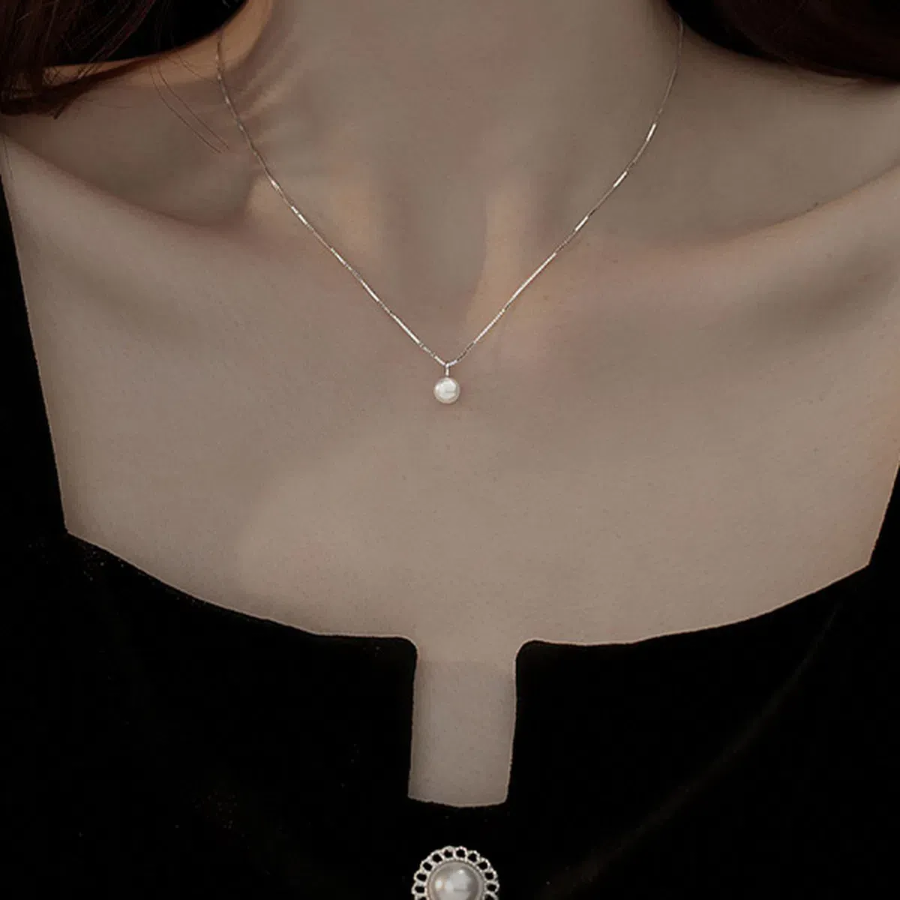 Серебряное колье с жемчужным кулоном из серебра 925 пробы