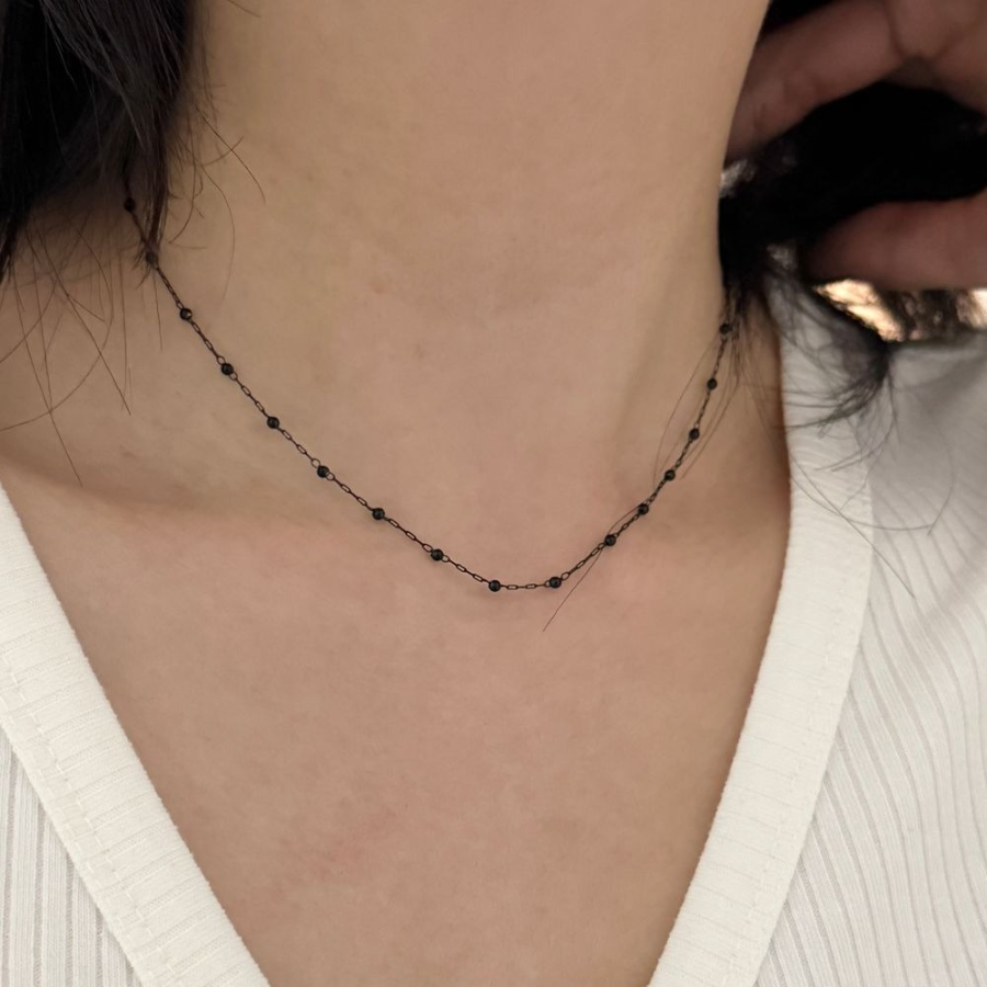 Серебристое колье с утончённой шариковой цепочкой из хирургической стали