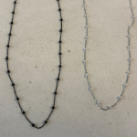 Серебристое колье с утончённой шариковой цепочкой из хирургической стали