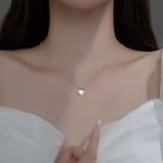 Колье с подвеской-сердцем из белого опала на цепочке-зерне