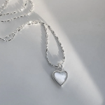 Колье с подвеской-сердцем из белого опала на цепочке-зерне