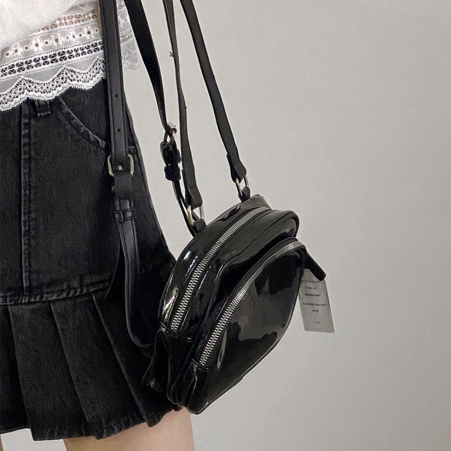 Even Glossy Leather Enamel Square Mini Backpack — стильный мини-рюкзак с глянцевым сиянием