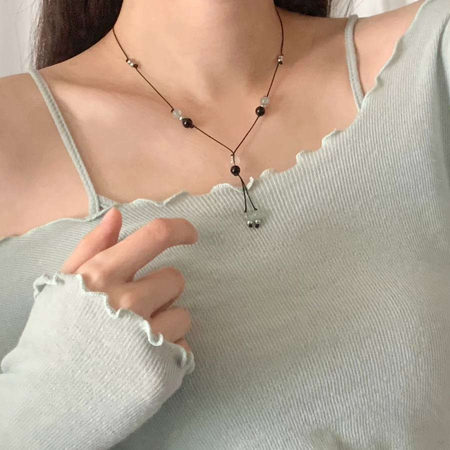 Зелёное колье с натуральными камнями и узловым шнуром из хирургической стали