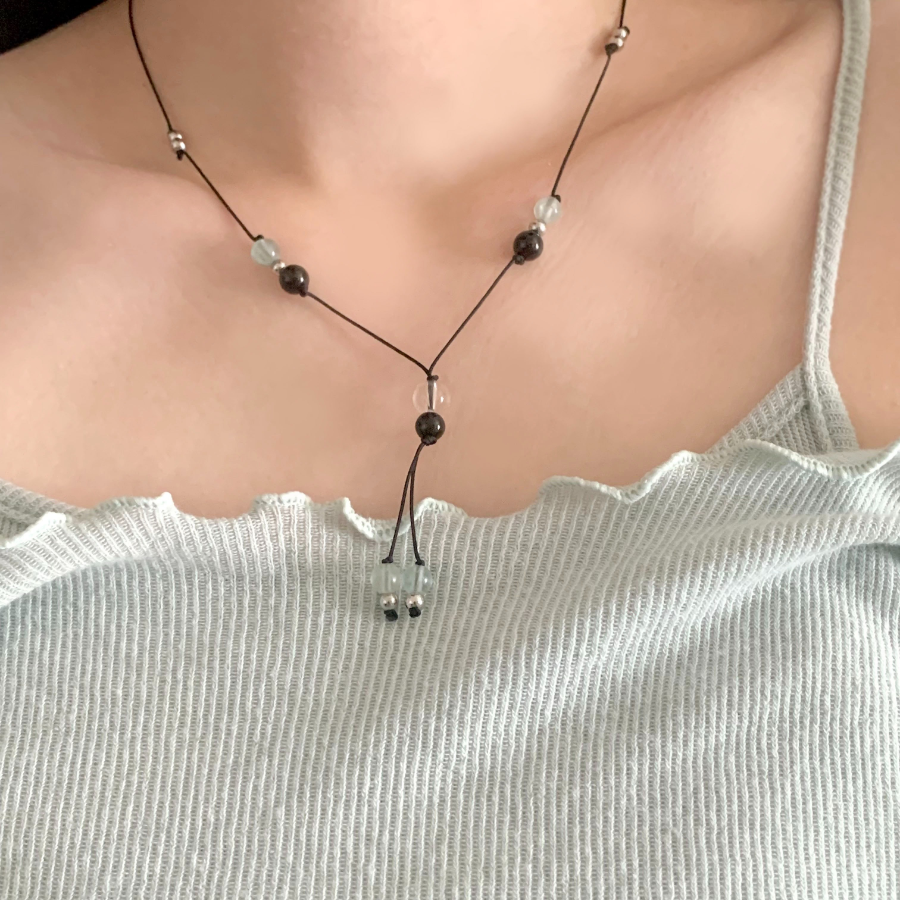 Зелёное колье с натуральными камнями и узловым шнуром из хирургической стали