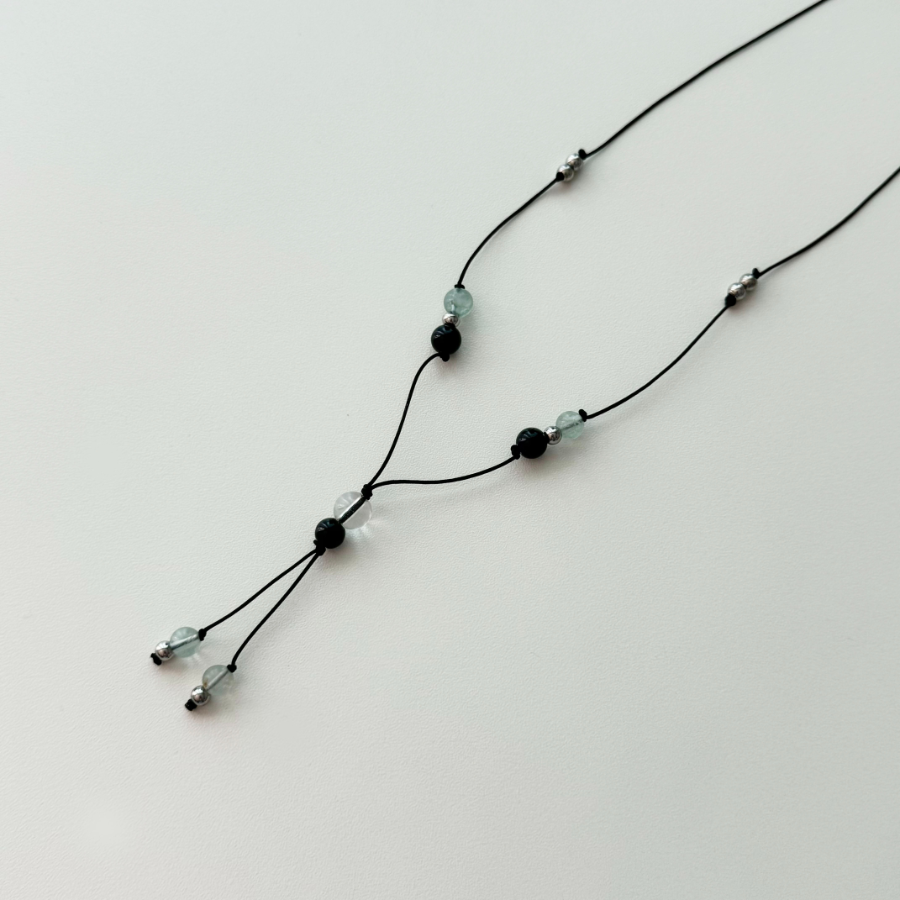 Зелёное колье с натуральными камнями и узловым шнуром из хирургической стали