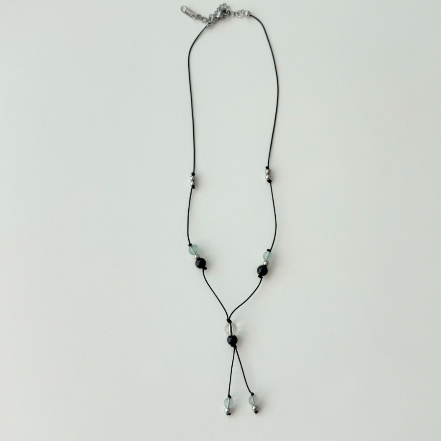 Зелёное колье с натуральными камнями и узловым шнуром из хирургической стали