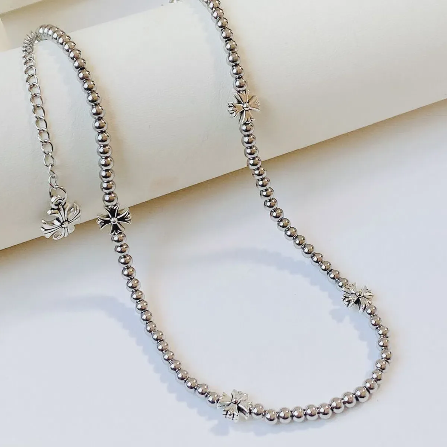 Серебристое колье на шариковой цепочке с цветочными крестиками из хирургической стали