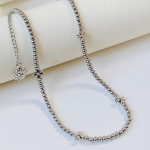 Серебристое колье на шариковой цепочке с цветочными крестиками из хирургической стали