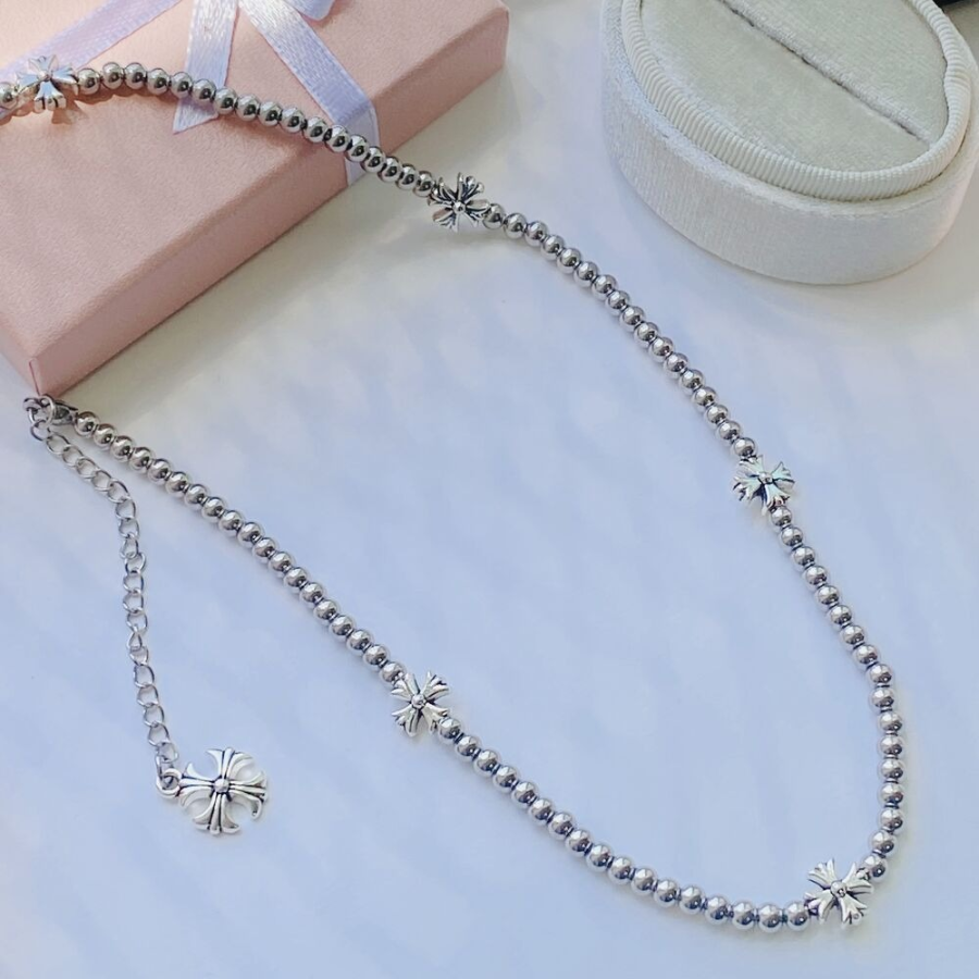 Серебристое колье на шариковой цепочке с цветочными крестиками из хирургической стали