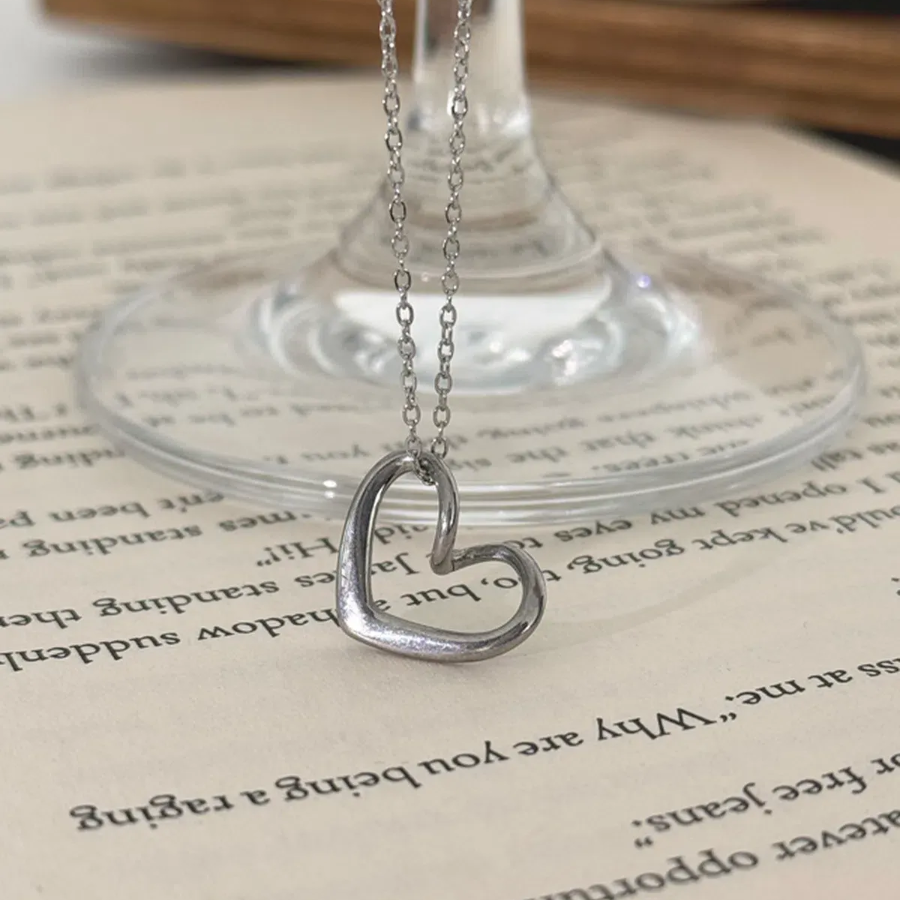 Колье с миниатюрной подвеской-сердечком из хирургической стали