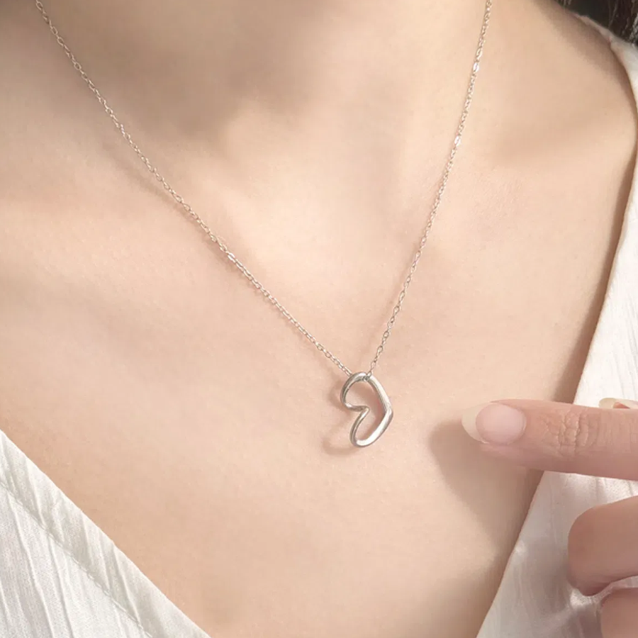 Колье с миниатюрной подвеской-сердечком из хирургической стали