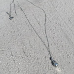 Серебристое длинное колье с подвеской-каплей из хирургической стали