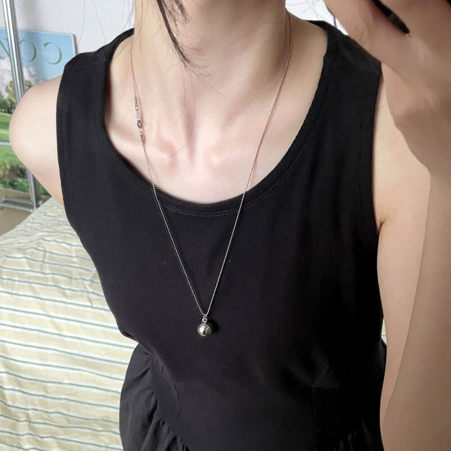 Серебристое колье с подвеской в виде подвижного шарика из хирургической стали