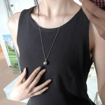 Серебристое колье с подвеской в виде подвижного шарика из хирургической стали