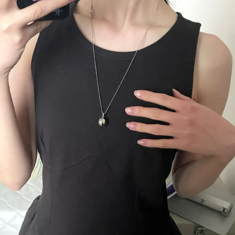 Серебристое колье с подвеской в виде подвижного шарика из хирургической стали