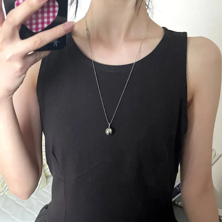 Серебристое колье с подвеской в виде подвижного шарика из хирургической стали