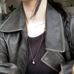 Серебристое колье с подвеской в виде подвижного шарика из хирургической стали