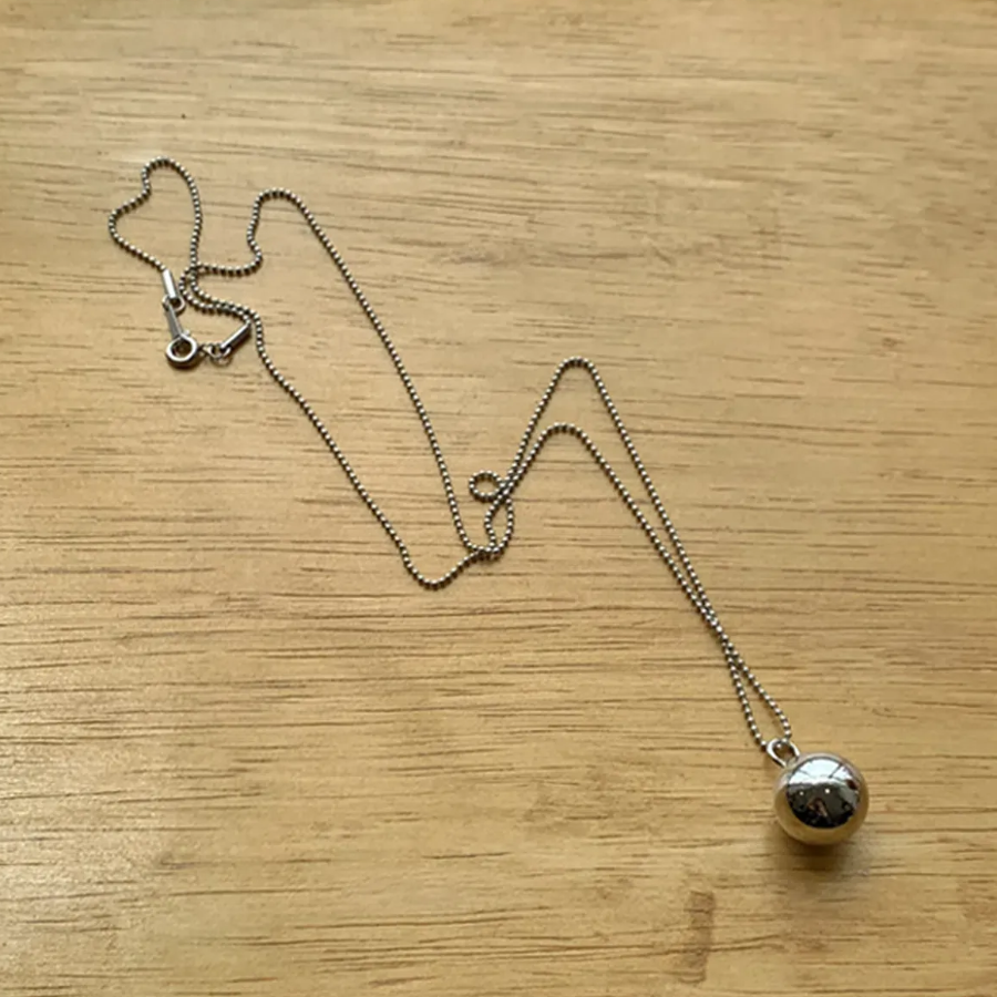 Серебристое колье с подвеской в виде подвижного шарика из хирургической стали