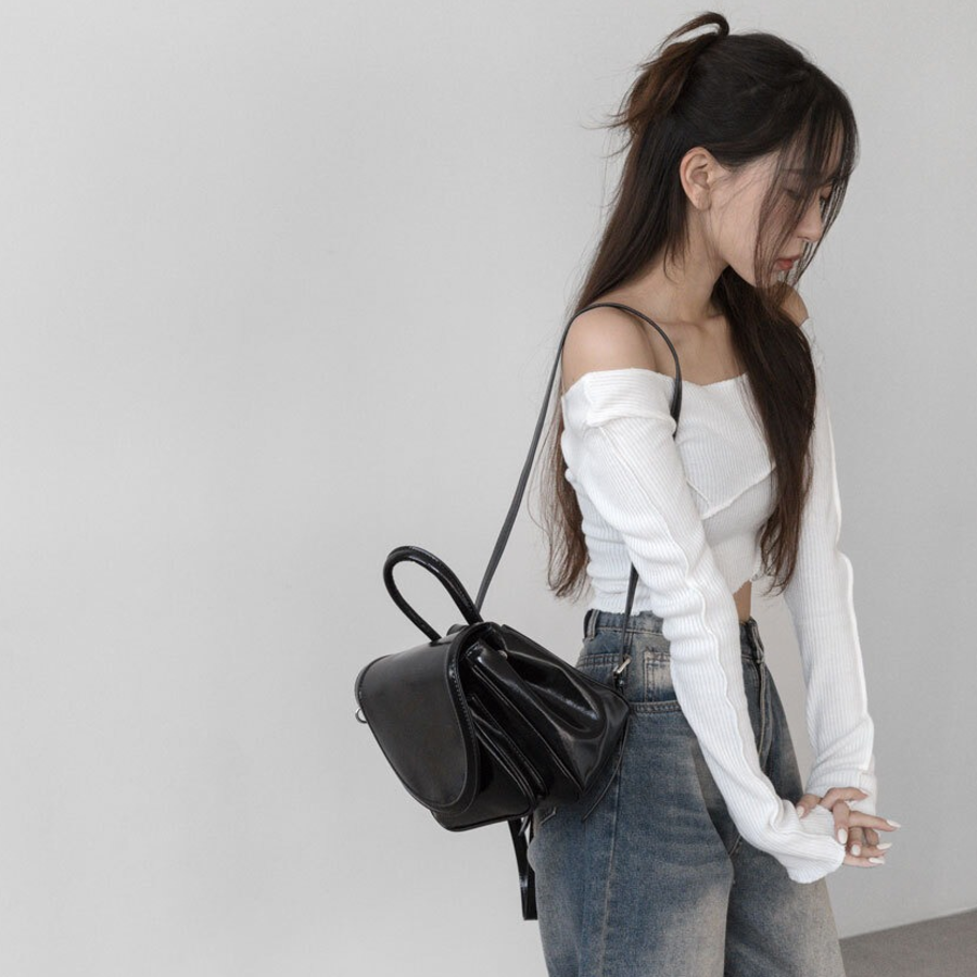 Classic Round Flap Mini Backpack — элегантный рюкзак с округлым клапаном в классическом стиле