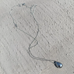 Серебристое колье с удлинённой подвеской из хирургической стали