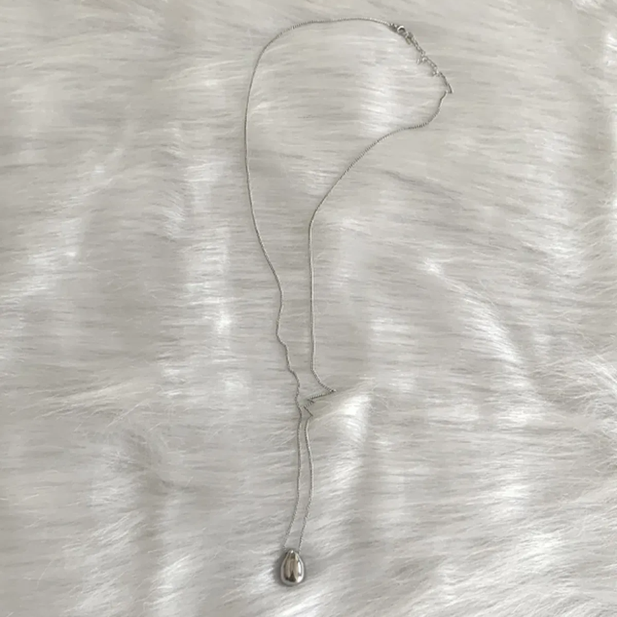Серебристое колье с удлинённой подвеской из хирургической стали