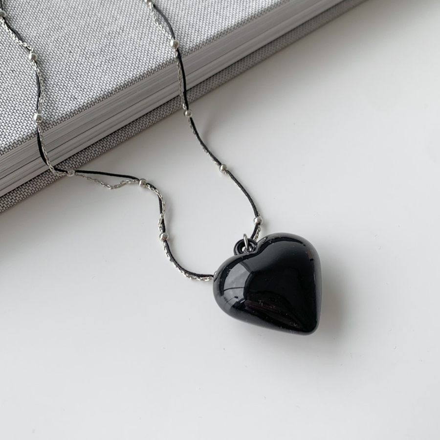 Двухслойное колье с крупным акриловым сердцем