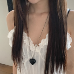 Двухслойное колье с крупным акриловым сердцем