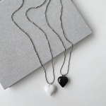 Двухслойное колье с крупным акриловым сердцем