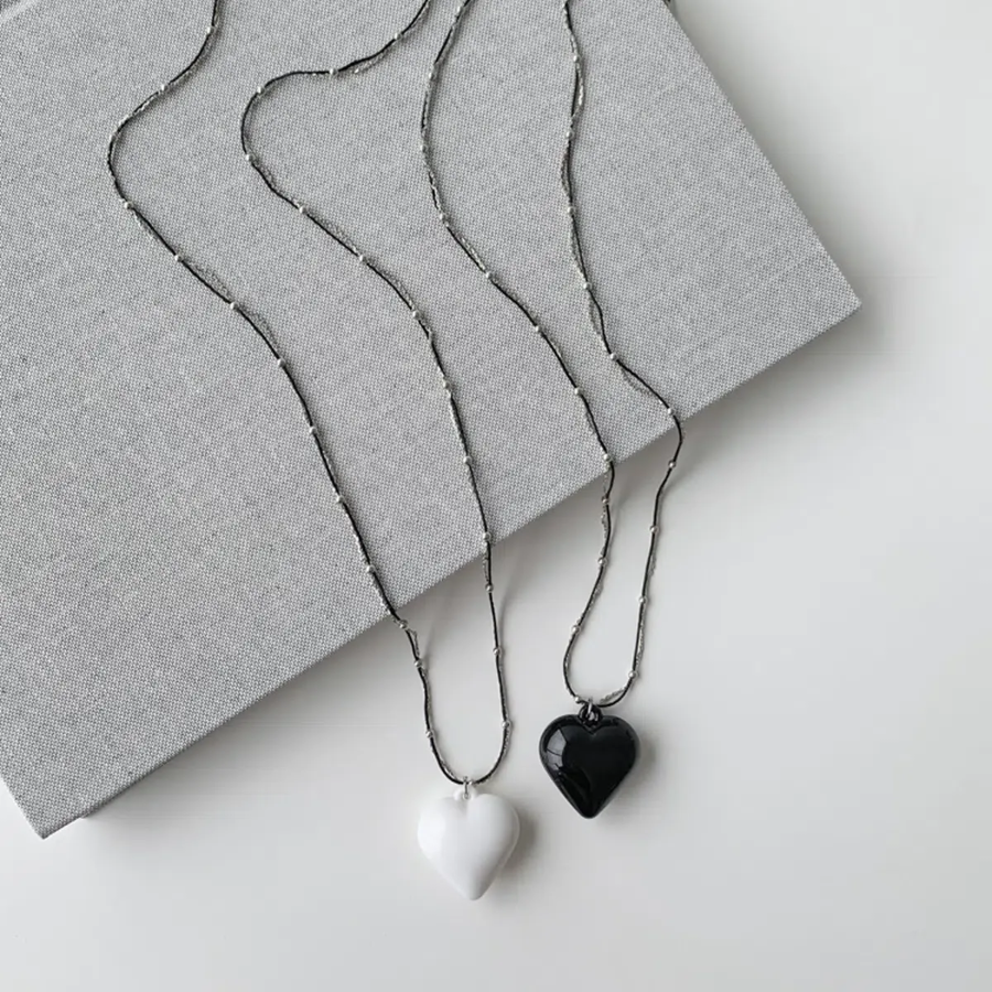 Двухслойное колье с крупным акриловым сердцем