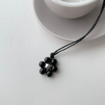 Длинное акриловое колье с цветочным подвесом и регулируемой длиной