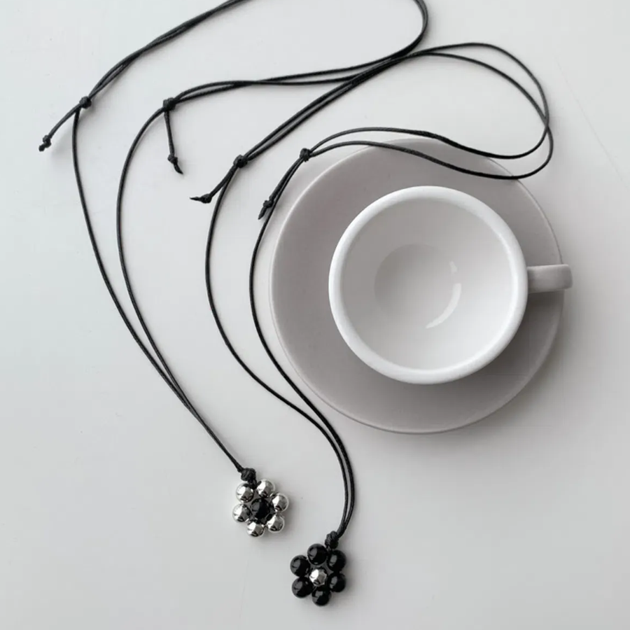 Длинное акриловое колье с цветочным подвесом и регулируемой длиной