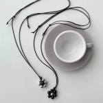 Длинное акриловое колье с цветочным подвесом и регулируемой длиной