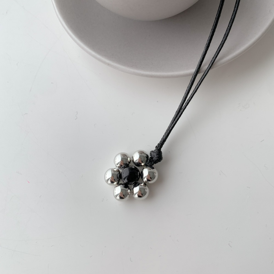 Длинное акриловое колье с цветочным подвесом и регулируемой длиной