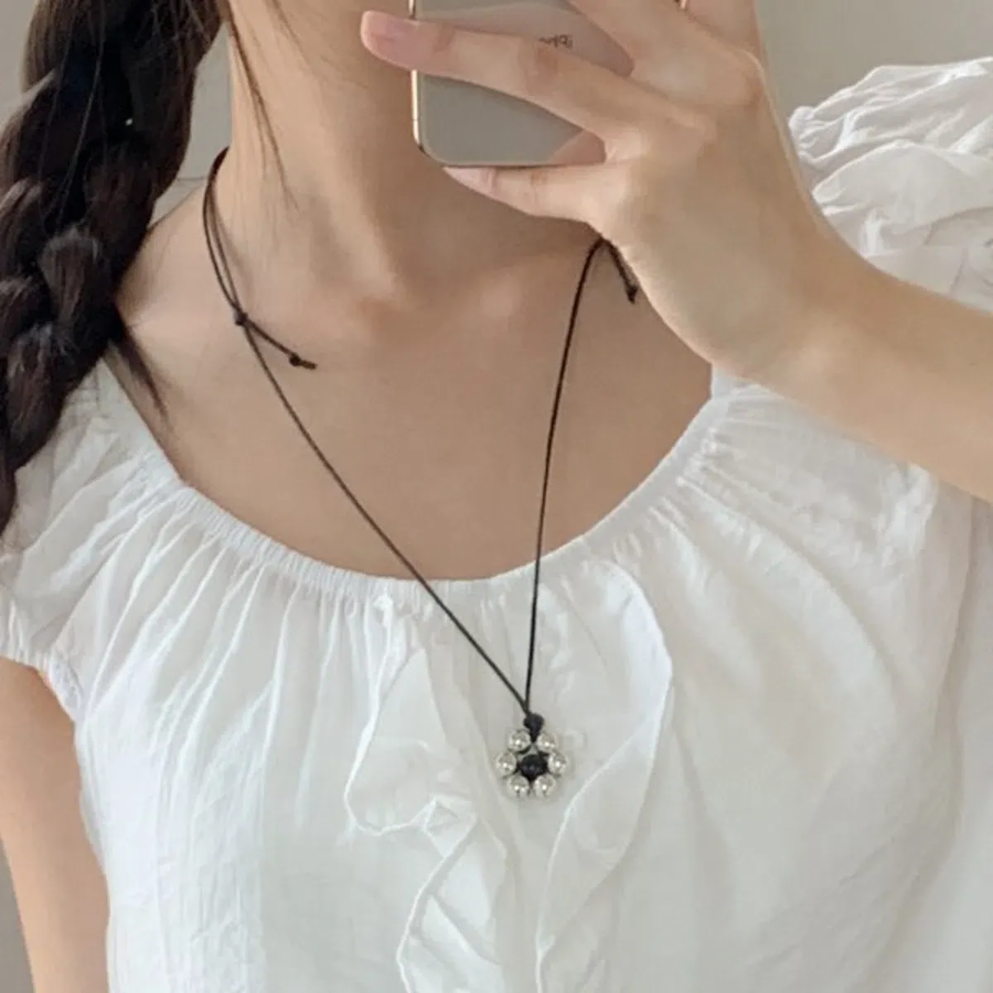 Длинное акриловое колье с цветочным подвесом и регулируемой длиной