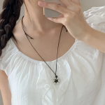 Длинное акриловое колье с цветочным подвесом и регулируемой длиной