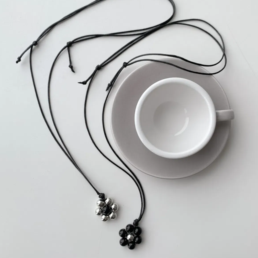 Длинное акриловое колье с цветочным подвесом и регулируемой длиной