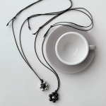 Длинное акриловое колье с цветочным подвесом и регулируемой длиной