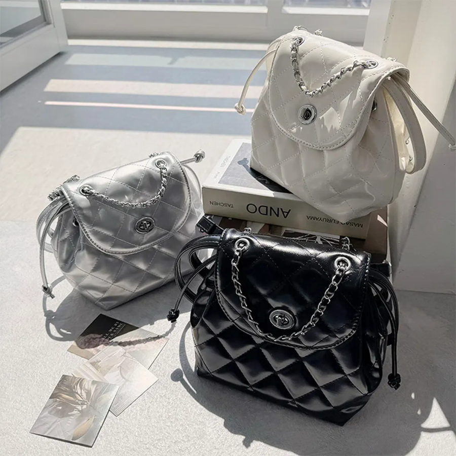 Luvin Chain Quilted Enamel Mini Backpack — глянцевый акцент с изысканным шиком