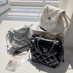 Luvin Chain Quilted Enamel Mini Backpack — глянцевый акцент с изысканным шиком